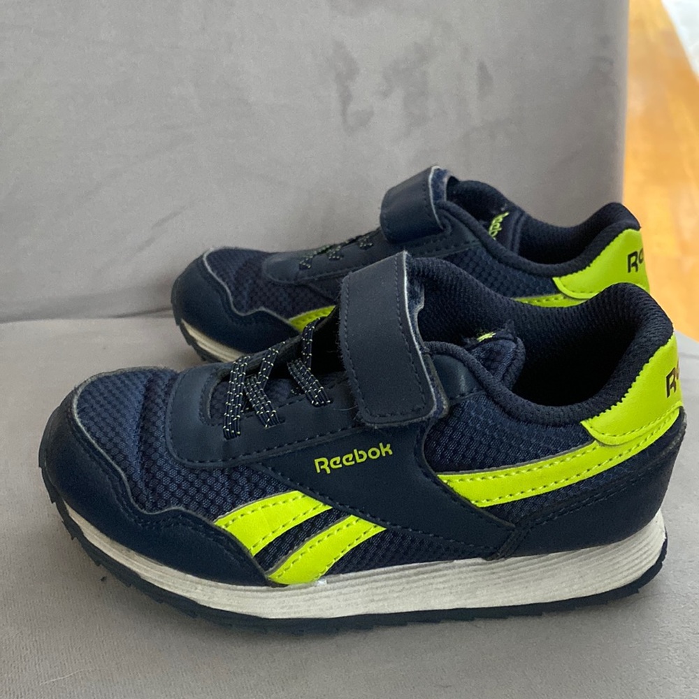 Toddler boys size 9 sneaker